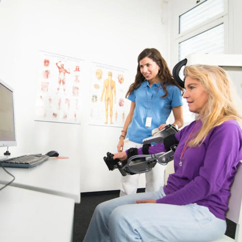 Detalle del funcionamiento del robot Armeo Vista del exoesqueleto asistiendo al brazo en movimiento controlado- clínica post quirúrgica