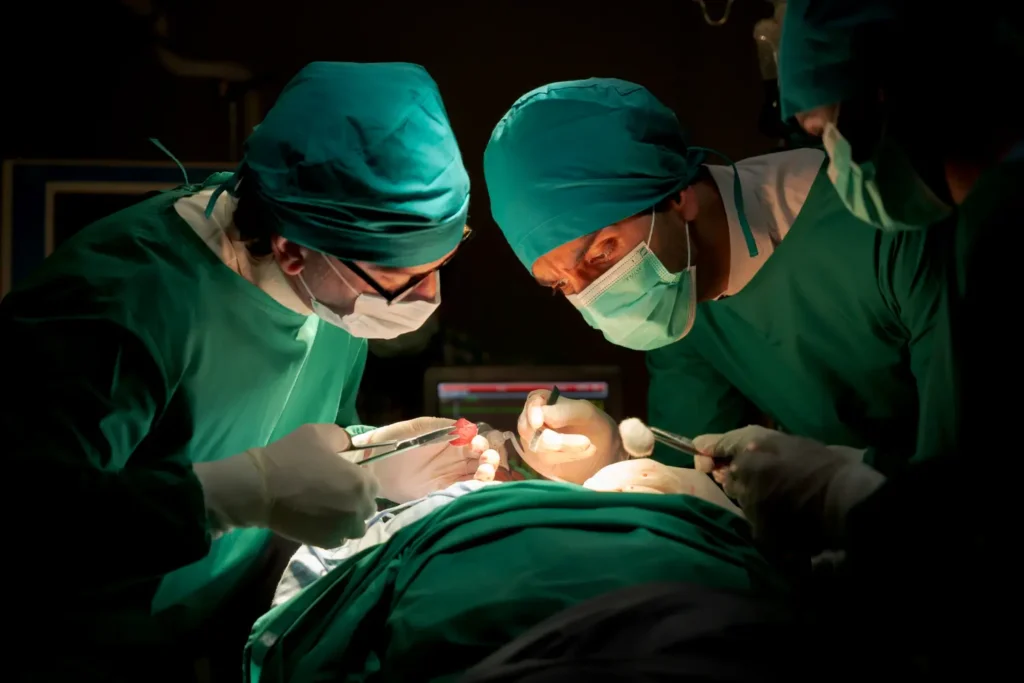 Imagen de cirugía de hernioplastia Una de las cirugías más frecuentes en Ecuador, especialmente en pacientes con esfuerzo físico-clinica post quirúrgica