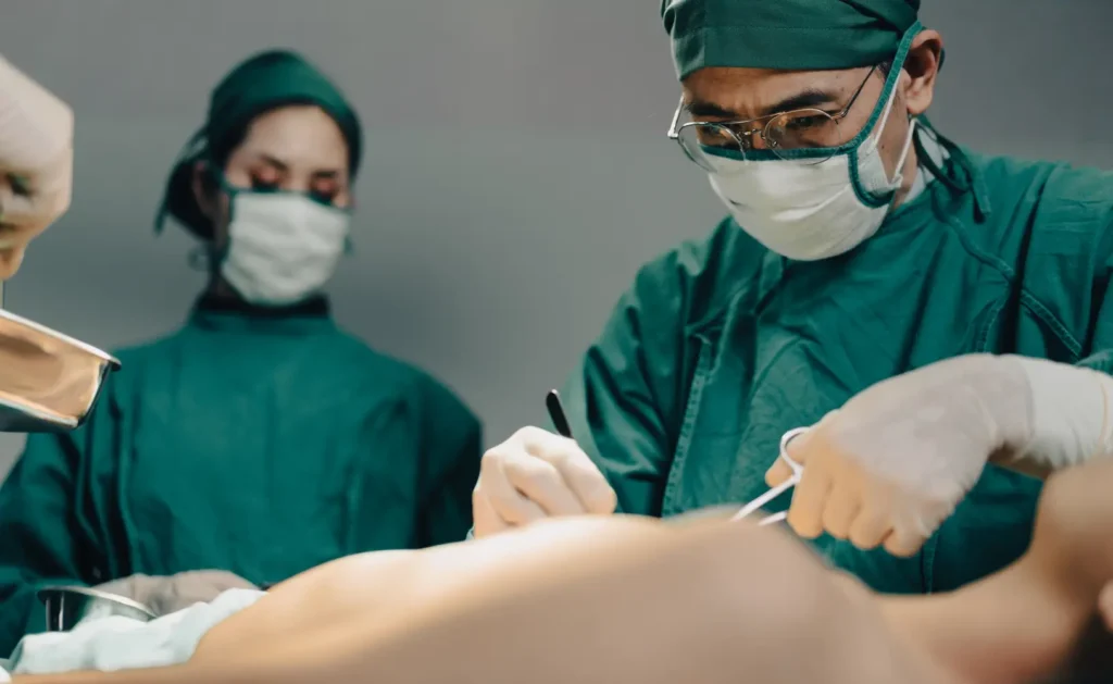 Infografía explicando qué es una cirugía de hombro – qué es una cirugía de hombro- clinica post quirúrgica