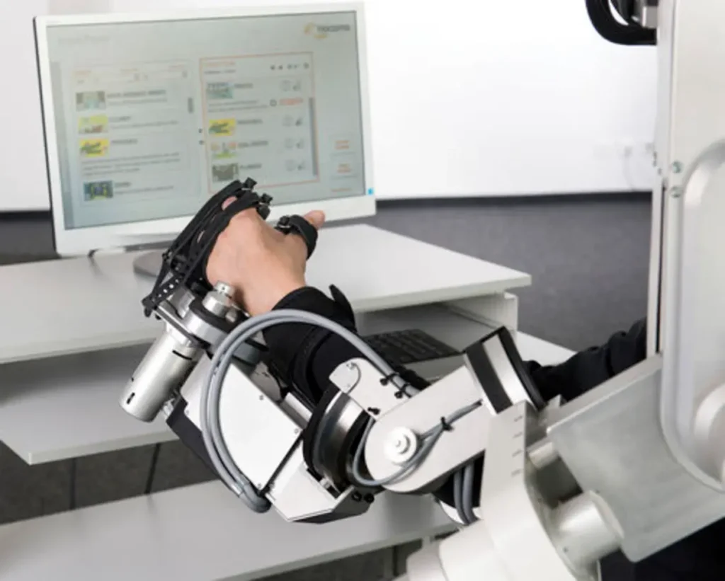 Paciente en rehabilitación con Armeo Ejemplo de para qué sirve el robot Armeo Power en casos de cirugía de hombro-clínica post quirúrgica